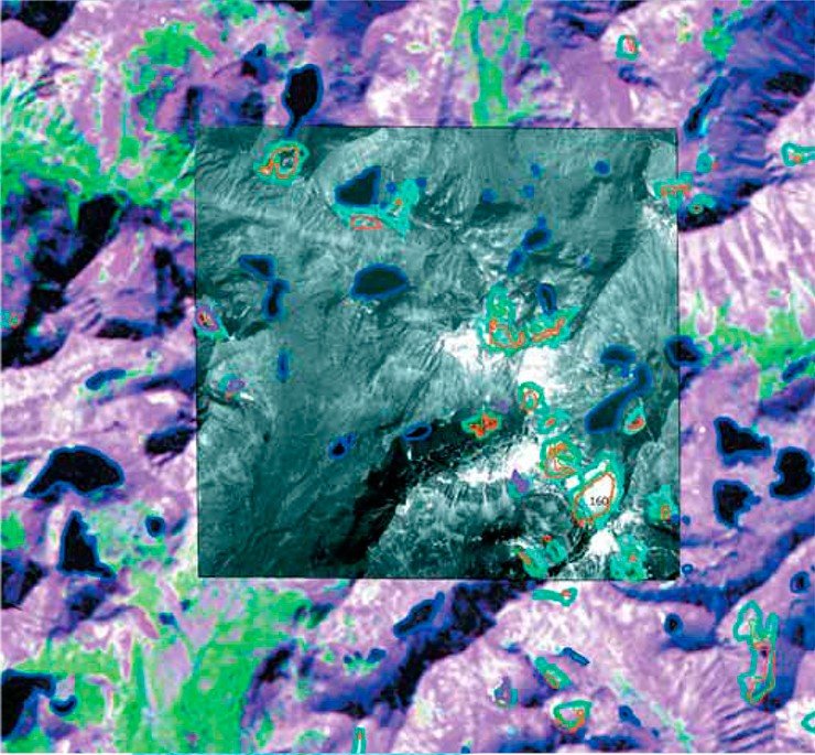 Сравнительный анализ данных разных лет показывает, что за последние полвека ледники и другие снежно-ледовые образования на Баргузинском хребте заметно уменьшились в размерах, некоторые – вплоть до почти полного исчезновения. Контуры ледников наложены на комоснимок «Landsat-ETM» 2010 г. (пространственное разрешение 15 м) и «WorldView-1» 2008 г. (разрешение 0,5 м). Использованы данные топокарты 1960-х гг. (голубой контур) и космоснимков «Landsat» (зеленый – 2009 г., красный – 2010 г.). Отмечены снежно-ледниковые образования по данным GPS (сиреневый) и озера (синий)