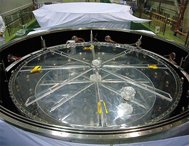 Детектор антинейтрино в процессе сборки – видны два внутренних цилиндра, а также трубки фотоумножителей вдоль внутреней стенки внешней обшивки. Crerdit: Kam-Biu Luk