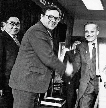 Academician Koptyug hands over to Dobretsov the Red Banner “Winner of Socialist Competition.” Based on the 1985 results, this honor was awarded to the staff of the Geological Institute of the Buryat Division of the Siberian Branch of the USSR Academy of Sciences. It is noteworthy both that a geographically peripheral institute was recognized as a leader and that Koptyug personally traveled to present the banner, spending the entire day at the institute and the scientific center