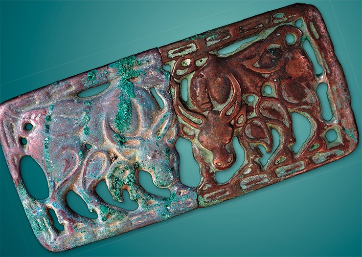 Бронзовые поясные пластины хуннского времени с изображением единоборств быков. (Конец I тыс. до н. э.) Июсский клад