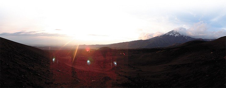 Толбачинский дол расположен в Центральной Камчатской депрессии. На севере он примыкает к двум крупным вулканам – Плоскому и Острому Толбачикам, сформировавшимся в плейстоцене. Лавовый покров дола возник в голоцене в результате деятельности многочисленных центров излияний, зафиксированных шлаковыми конусами