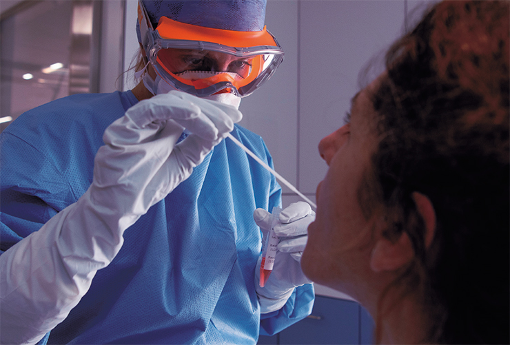 Взятие биологического материала для теста на COVID-19 из носоглотки пациента. © Francisco Avia_Hospital Clinic de Barcelona