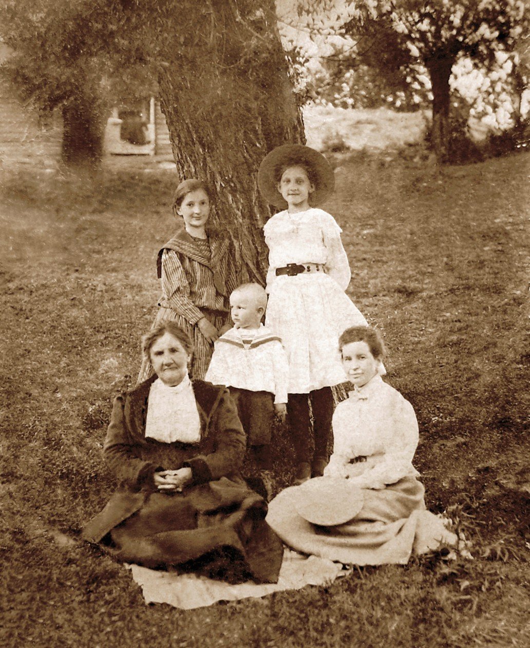 Единственная, чудом уцелевшая детская фотография С. А. Христиановича вместе с матерью, старшей сестрой и бонной