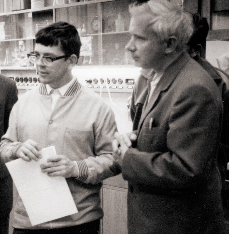 С академиком Д. Г. Кнорре в Новосибирском институте биоорганической химии. Фото В. Короткоручко