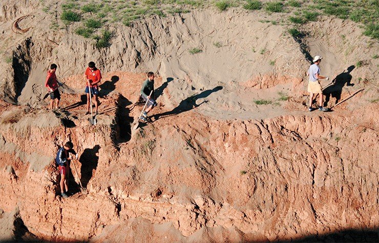 Расчистка костеносного слоя в красноцветной миоценовой толще местонахождения Таралык-Чер
