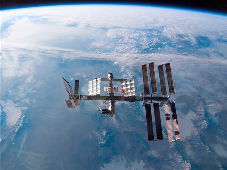 Международная космическая станция в свободном полете над Землей
