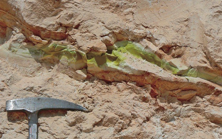 Эта жила, расположенная в глубине древнего грязевого вулкана Наби Муса, сразу привлекла внимание необычным цветом. Позднее было установлено, что жила состоит из брусита (Mg(OH)₂) и поваренной соли (NaCl) – минералов бесцветных, а ее окраску обеспечивает присутствие уранил-, молибдат- и хромат-ионов, содержание каждого из которых достигает 0,5–1 г/кг породы! Израиль, 2007 г. Фото Э. Сокол