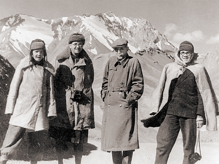 Николай Добрецов (крайний справа) со своим отцом, Л. Н. Добрецовым (второй слева). Памир, 1953 г.