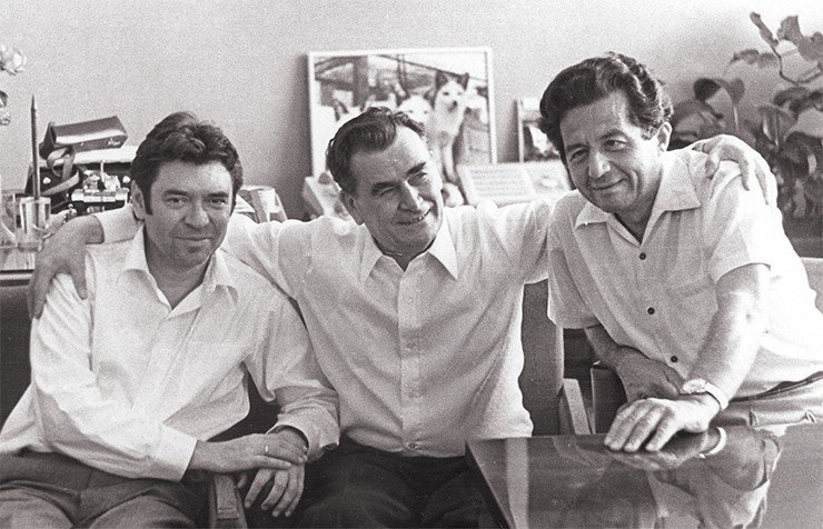 Директор Д. К. Беляев (в центре) и его заместители по науке В. К. Шумный (слева) и Р. И. Салганик (справа)