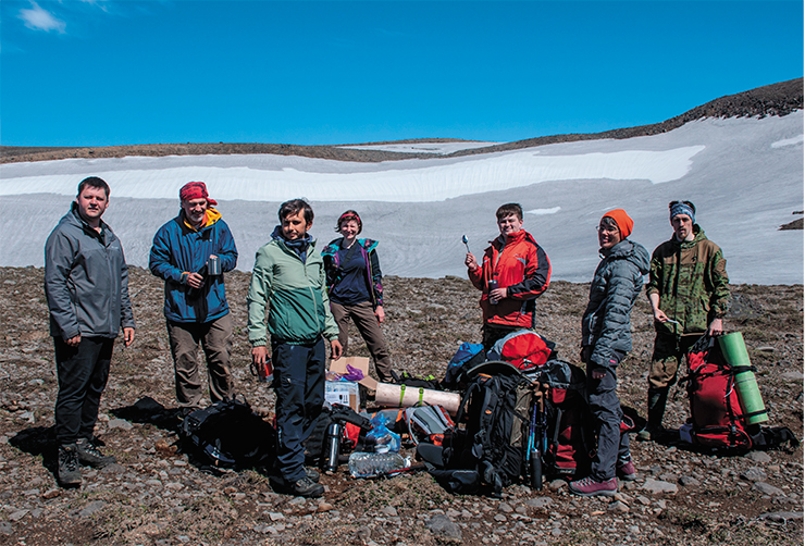 Команда новосибирских исследователей, десантированная с вертолета на перевал, где будет установлен лагерь