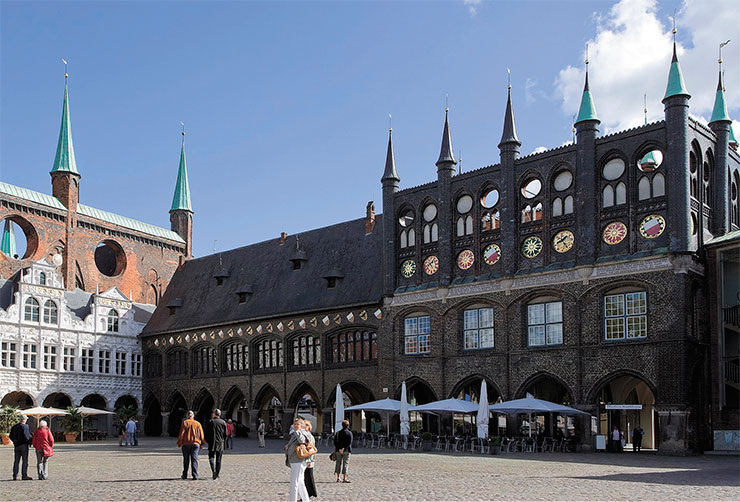 Historical building of Lübeck’s City Hall, where members of the City Council (Ratsherren) held their meetings; this building still houses the legendary Hanseatic Hall (Hansesaal), the venue of the Hanseatic assemblies. Above: Rathaus Lübeck, before 1847. Daguerreotype by J. W. Pero. Public Domain. Below: View of the Rathaus from the southwest, 2010. © CC BY-NC-ND 3.0/ Mylius