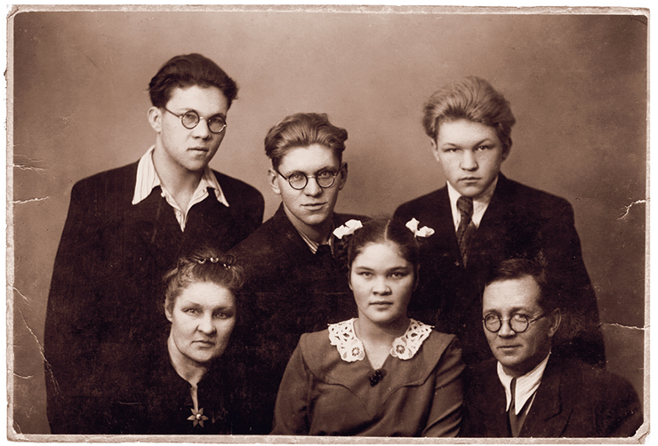 Родители Л. Н. и Ю. Н. Добрецовы с дочерью Ольгой и сыновьями (слева направо) Николаем, Георгием, Сергеем. 1952 г.