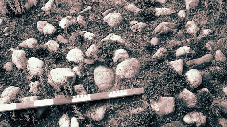 Поминальник скифского времени, в кладке которого автор обнаружил каменную личину. Фото из архива К. Чугунова