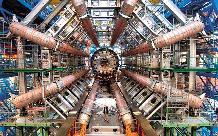 Детектор ATLAS (A Toroidal LHC ApparatuS) выполняет аналогичные детектору CMS задачи, но имеет гораздо большие размеры, отличается конструкцией, расположением детекторов, напряженностью создаваемого отклоняющими магнитами поля 