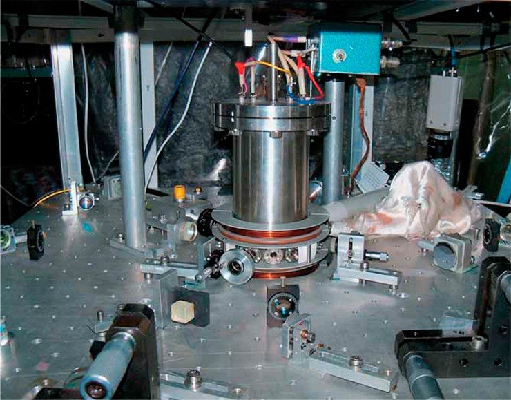 В центре экспериментальной установки ИФП СО РАН расположена вакуумная камера, в которой атомы рубидия охлаждаются лазерным излучением до температур в сотни микрокельвин и возбуждаются в ридберговские состояния. Фото И. Бетерова