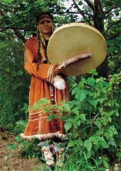 Бубен не только обычный музыкальный инструмент, но и незаменимый атрибут шамана. Обычный бубен есть во многих корякских семьях; под его аккомпанемент исполняются личные песни, танцы. Прикасаться же к оживленному шаманскому бубну разрешено лишь самому шаману или его помощникам: ведь инструмент этот — фатальный…