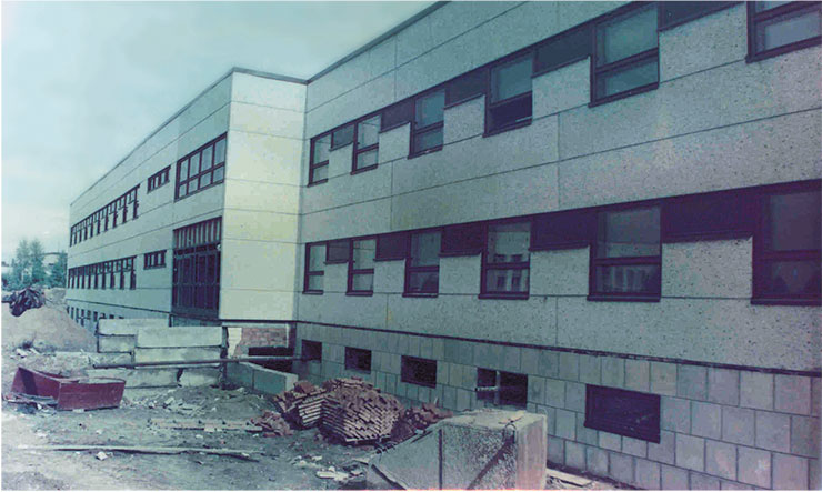 Строительство здания Международного томографического центра, начатое в 1990 г., продолжалось около двух лет. Фото из архива МТЦ СО РАН