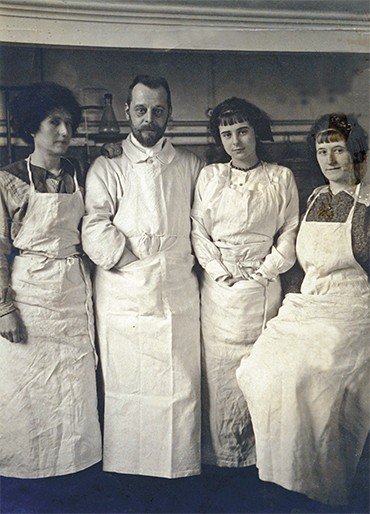 Семья д’ Эреллей: слева от ученого – его жена Мари Клер, справа – младшая дочь Хьюберта и старшая Марселла. Париж, 1919 г. © Institut Pasteur – Musée Pasteur