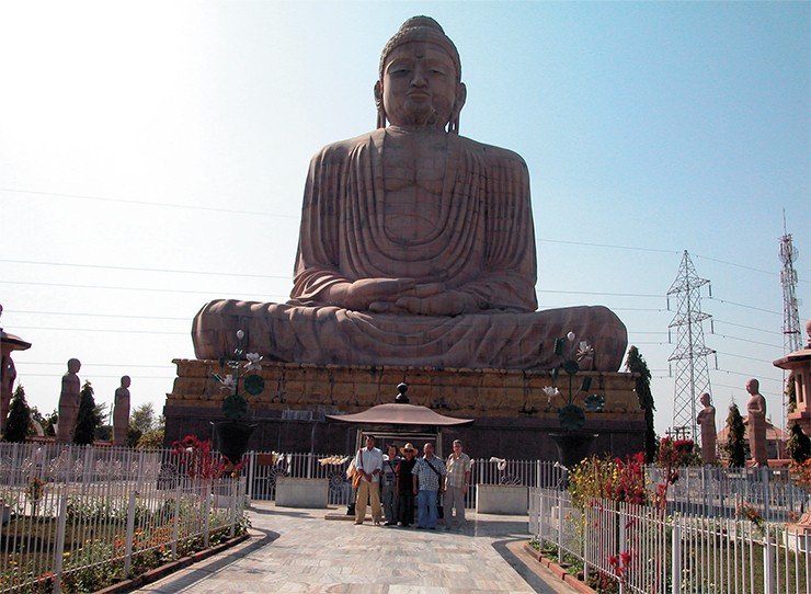 Статуя Будды и его учеников – архатов в современном религиозном комплексе в Бодхгайе (Индия) – месте, где, по преданиям, Будда достиг просветления. Комплекс возведен японскими строителями