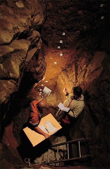 Многометровая толща отложений в Денисовой пещере хранит следы жизнедеятельности человека от эпохи среднего палеолита до средневековья. Фото С. Зеленского