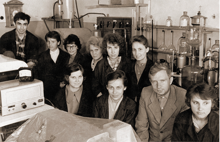 D. G. Knorre with the first researchers of the Laboratory of Chemistry of Natural Polymers (1962, Institute of Hydrodynamics, Siberian Branch of the USSR Academy of Sciences)