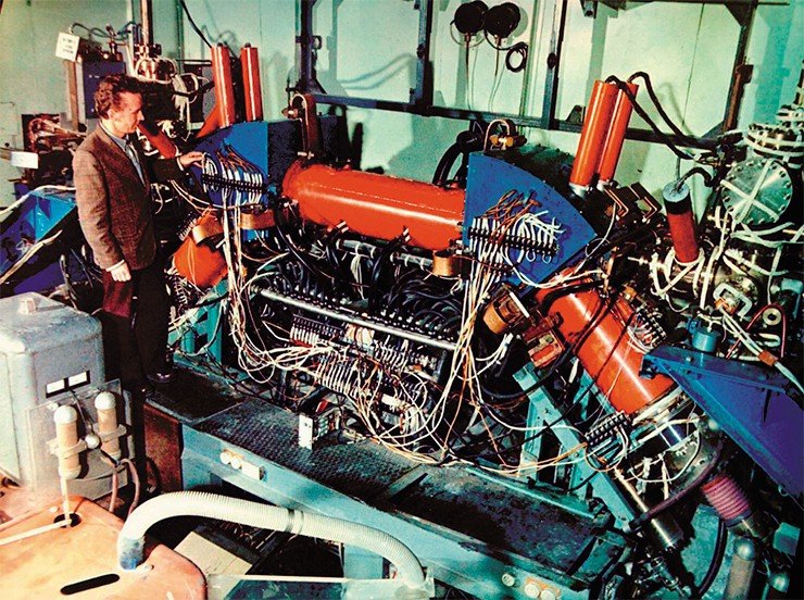 1976 год. Сердце комплекса НАП-М – реализующая метод электронного охлаждения установка ЭПОХА (установка с Электронным Пучком для ОХлаждения Антипротонов). На снимке – один из ее создателей В. И. Куделайнен