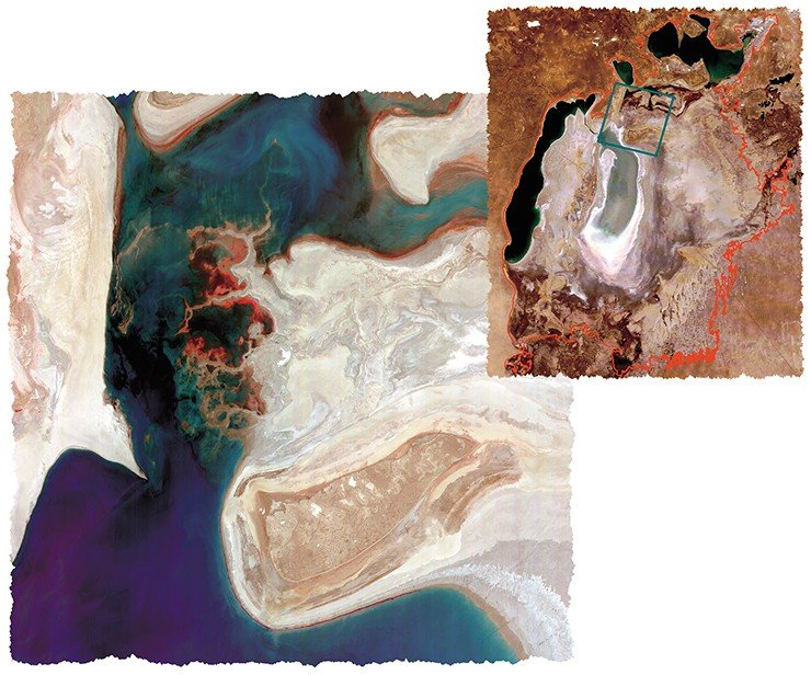 Голубой рамкой на космическом снимке Аральского моря 2008 г. (справа) обозначено положение снимка ASTER (2004 г.) с изображением древней дельты Сырдарьи (внизу). Материалы NASA EOS LPDAAC с сайта https://lpdaac.usgs.gov