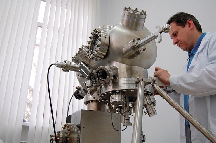 Туннельный микроскоп высокого разрешения SMT VT (Omicron) позволяет различать отдельные атомы на поверхности твердого тела