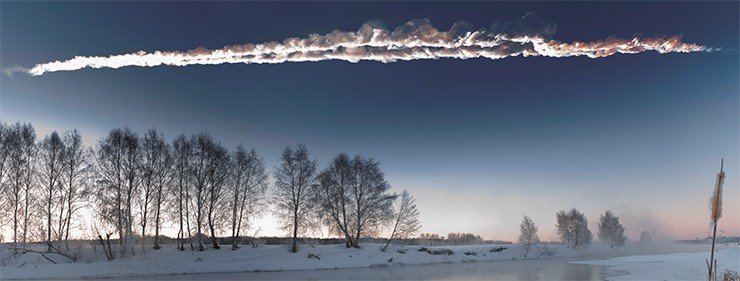 На фото – остаточный след болида на восходе Солнца. Хорошо видно раздвоение дымного следа Челябинского болида – признак дробления метеороида во время его полета в атмосфере. Фото М. Ахметвалеева
