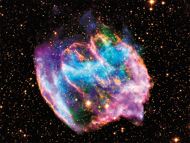Взрывы сверхновых, разрушающие массивные звезды, обычно симметричны. Но остаток сверхновой W49B говорит о другом: материал вблизи полюсов звезды выбрасывался с гораздо большей скоростью, чем от экватора, о чем свидетельствует распределение различных элементов в звездной пыли. В большинстве случаев массивные звезды, которые коллапсируют в сверхновые, оставляют после себя плотное вращающееся ядро – нейтронную звезду. Но здесь тщательный поиск не выявил никаких доказательств ее наличия: возможно, в результате взрыва образовалась черная дыра. В таком случае это будет самая молодая черная дыра, образовавшаяся в галактике Млечный Путь, возрастом около тысячи лет. На снимке объединены рентгеновские данные (синим и зеленым цветом), радиоданные (розовым) и инфракрасные (желтым). © X-ray: NASA/CXC/MIT/L. Lopez et al; Infrared: Palomar; Radio: NSF/NRAO/VLA