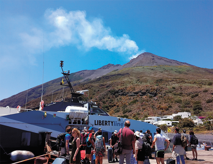 На о. Стромболи туристы совмещают традиционный пляжный отдых с походами на вершину активного вулкана