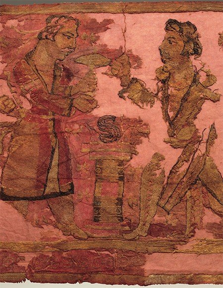 Слева от алтаря стоит царь(жрец), который держит над пламенем гриб. Напротив него – воин в куртке с «хвостом» и колчаном на поясе 
