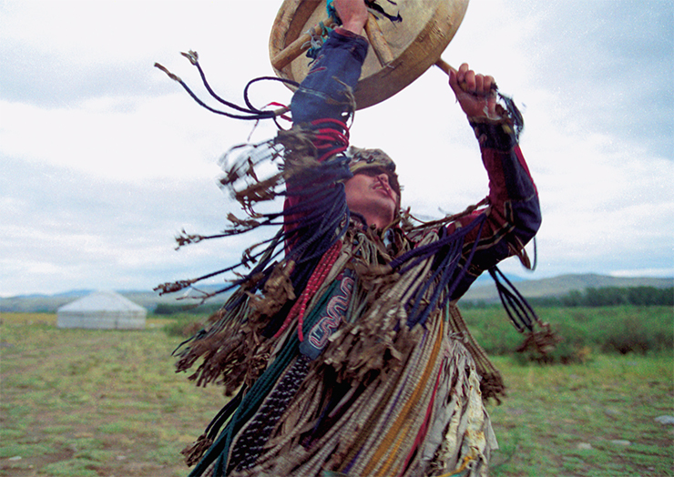 Шаманизм возвращается в повседневную жизнь современных тувинцев. Возрождаются культы «хозяев местности», создаются новые святилища – обоо, к которым молодожены совершают свадебные экскурсии. Для многих семей и даже государственных организаций стало обычным проведение шаманских обрядов во вполне прагматичных целях. Посещение шаманов и участие в их ритуалах становится непременной частью туристических маршрутов по Туве