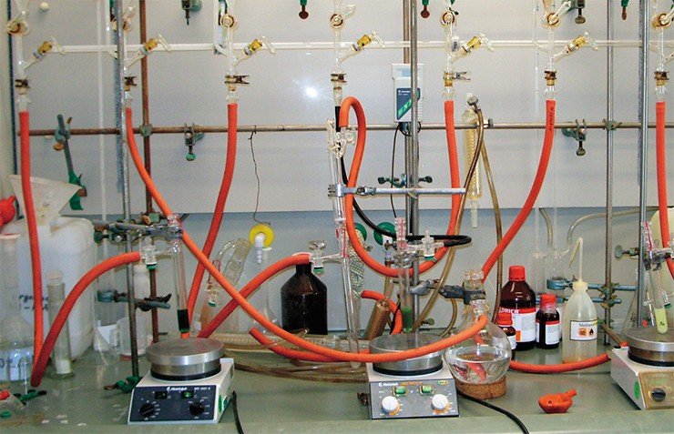 Магнитные мешалки (на переднем плане) используются для синтеза соединений при перемешивании и нагревании, вакуумная система (позади) – для соединений, требующих инертной атмосферы