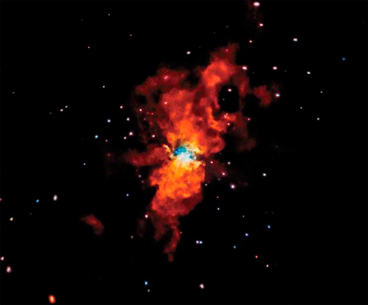 Supernova 2014J, which burst at a distance of about 11 million light years from our Galaxy, is the nearest star whose light from explosion reached the Earth in the last decade. The photo is assembled from images of the star’s neighborhoods, which were taken by the Chandra X-ray orbital telescope on the 13th day after detecting the explosion. Soft, medium, and hard X-ray radiation are shown in red, green, and blue, respectively. Credit: NASA/CXC/SAO/R. Margutti et al.