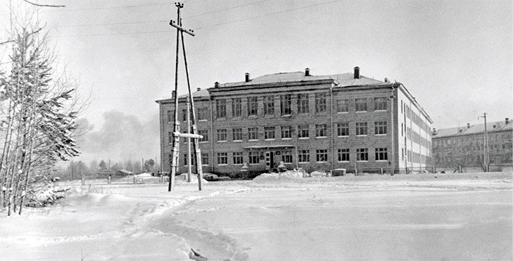 Школа № 25 (ныне – гимназия № 3), где начинались занятия НГУ и ФМШ. Новосибирск, 1963 г. Фотоархив СО РАН, из архива А.  А. Берса. 