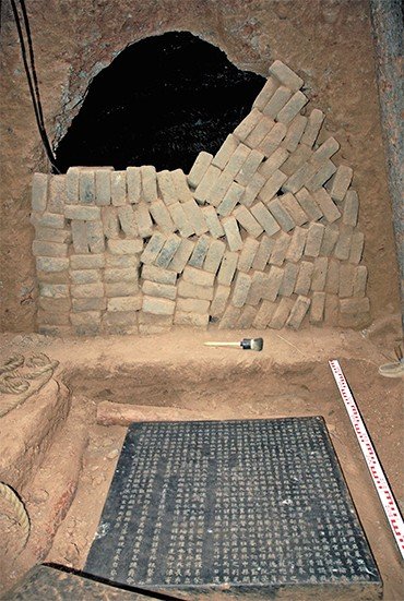 Перед входом в погребальную камеру лежали две каменные плиты с эпитафией, выполненной китайскими иероглифами