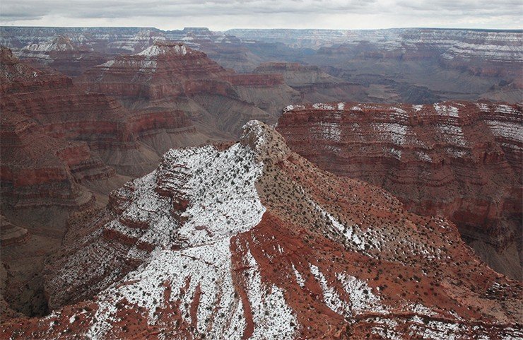 Когда зимой снег покрывает борта и верхнюю часть склонов каньона, внизу, у реки, – тепло