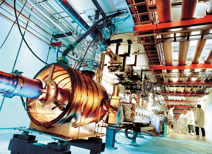 Главный инжектор Tevatron – двухмильная «беговая дорожка» для протонов, самый мощный действующий ускоритель частиц в Фермилабе – поставляет пучки протонов для различных экспериментов по физике элементарных частиц и испытательного стенда. Благодаря недавним улучшениям ускорительный комплекс Фермилаб производит 750-киловаттные протонные пучки, используемые для рождения самого высокоэнергетического потока нейтрино в мире, и интенсивного потока мюонов. Фото П. Гинтера. © Fermilab