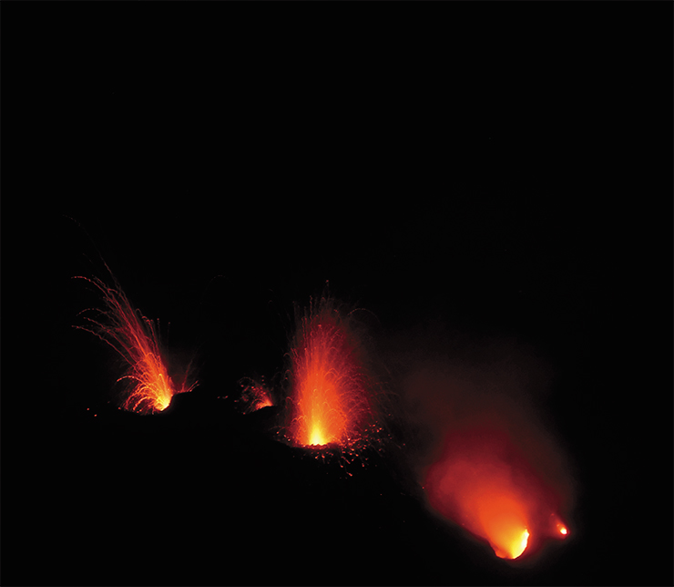 Хотя Стромболи извергается почти непрерывно, крупные извержения с мощными излияниями лавы и оползнями случаются с периодичностью в несколько лет