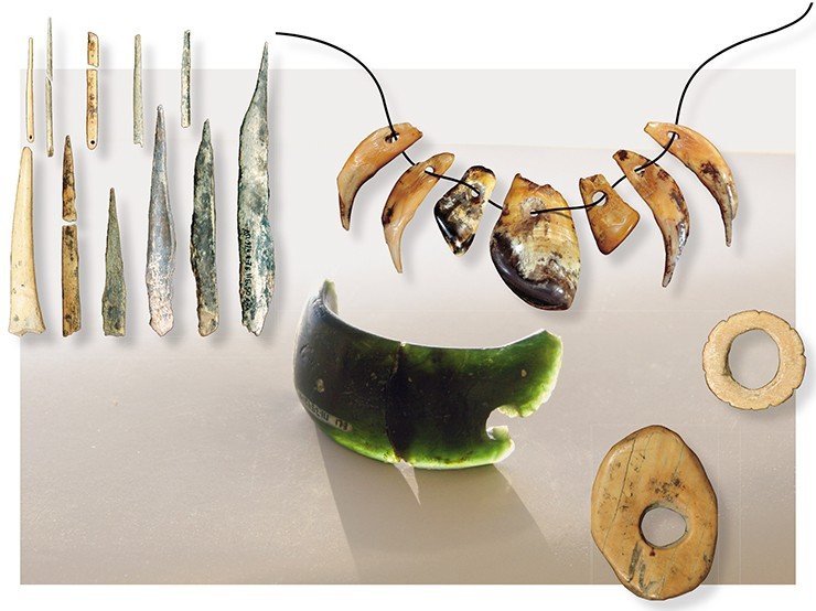 Эти уникальные изделия культуры ранней стадии верхнего палеолита (ожерелье, иглы и браслет) свидетельствуют, что в алтайском регионе эпоха верхнего палеолита началась раньше, чем в Европе