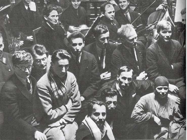 Во время записи музыки для фильма «Одна». В первом ряду слева – Л. Трауберг; во втором – Д. Шостакович, Г. Козинцев, звукооператор И. Волк; в третьем – А. Москвин