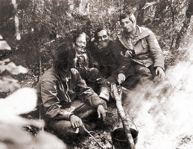 На привале в экспедиции к манси. 1984 г. Первый слева – А. М. Сагалаев, третий – этнограф И. Н. Гемуев. Фото из архива А. М. Сагалаева