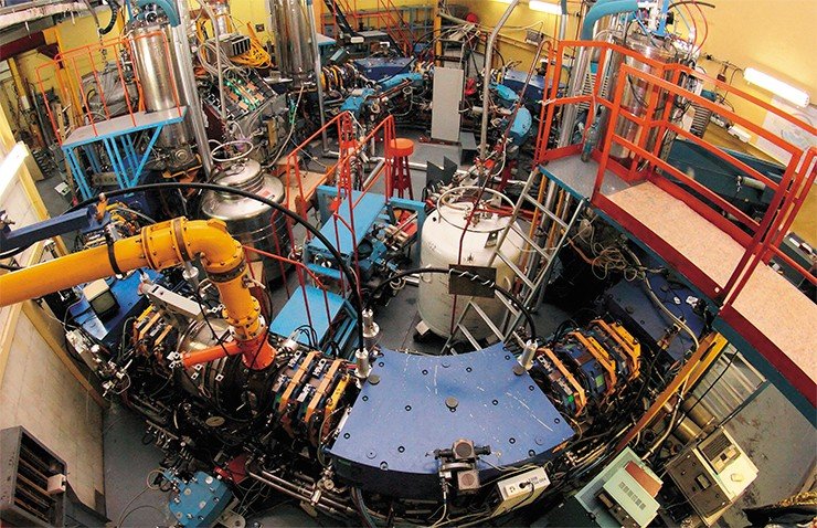 Результаты экспериментов, которые проводятся на электрон-позитронном коллайдере ВЭПП-2000 в ИЯФ СО РАН, помогут улучшить точность вычисления теоретического значения аномального магнитного момента мюона в рамках Стандартной модели. Фото С. Карпова