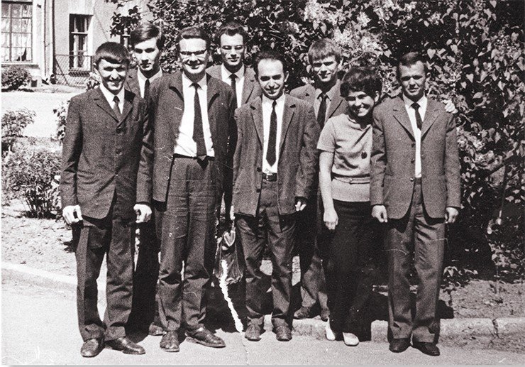 Студенты-дипломники и сотрудники Института химической физики АН СССР: к. ф.-м. н. К. И. Замараев (третий слева), заведующий лабораторией радиоспектроскопии д. ф.-м. н. Л. С. Лебедев (пятый слева), студент пятого курса МФТИ В. Пармон (третий справа). Москва, 1971 г.