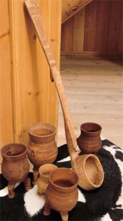 Якутские чороны — деревянные трехногие сосуды с резным орнаментом для кумысопития