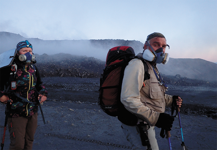 Активная воронка вулкана Эбеко – вид с точки, где была установлена сейсмостанция (Вверху). Туча ядовитых газов с вулкана, накрывшая исследователей на обратном пути в город, заставила надеть противогазы