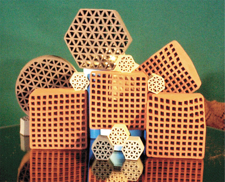 The block oxide catalyst designed to oxidize ammonia contains no platinum and is applied in the production of nitric acid