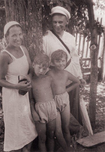Леонид Радушкевич с женой и дочерьми. 1936 г.