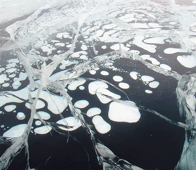 В зимнее время пузырьки газа, выделяющегося над донными источниками, вмерзают в лед. Фото Н. Гранина